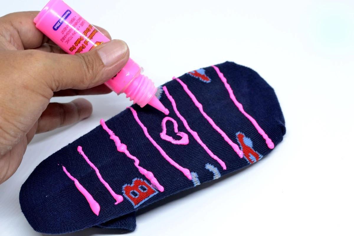 Starý ponožka + písek = řešení klouzavých schodů na zimu - image 1