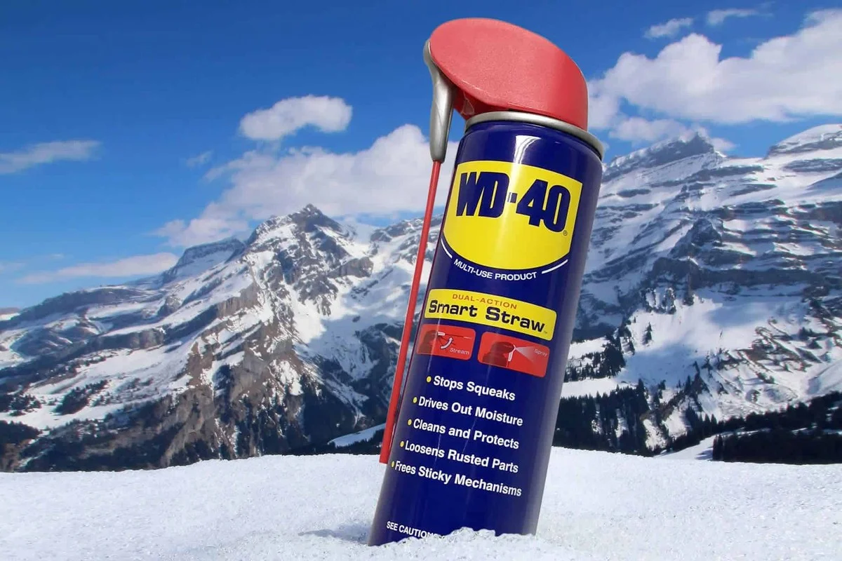 WD-40 na botách v zimě? Trik, kterým se dělí mechaniků mezi sebou