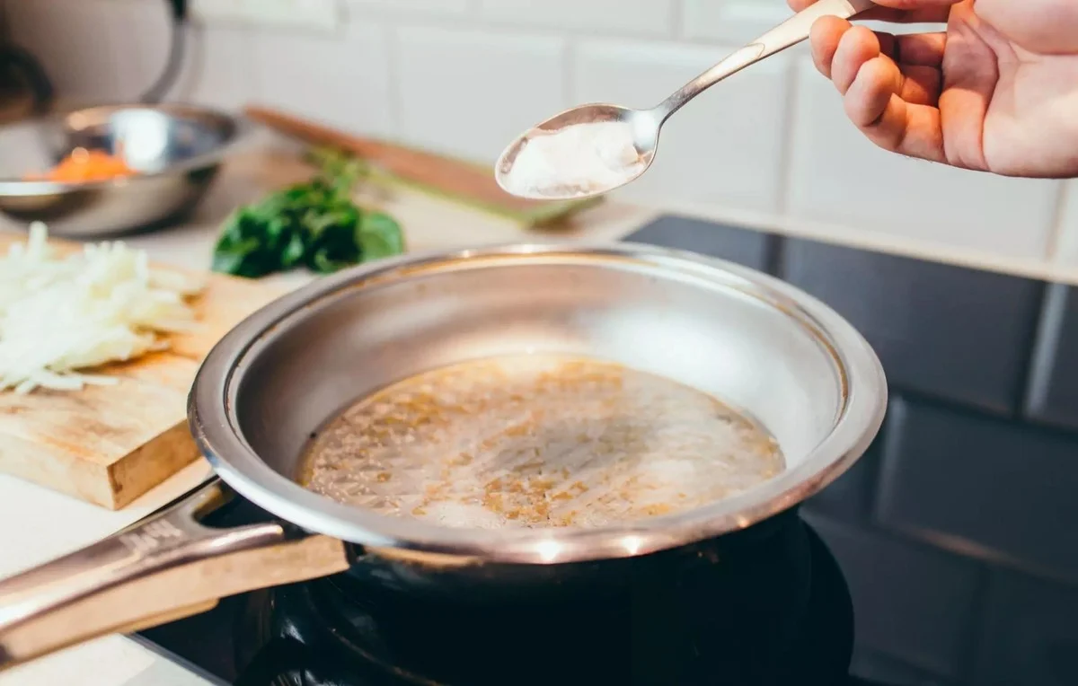 Kukuřičný škrob na skvrny – dělá zázraky než stihne vyschnout - image 1