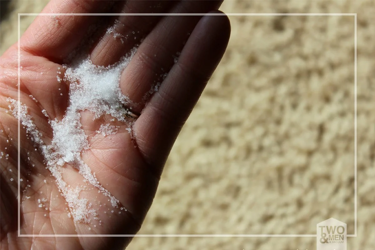 Sůl na koberci před vysavačením – proč to dělají profesionálové