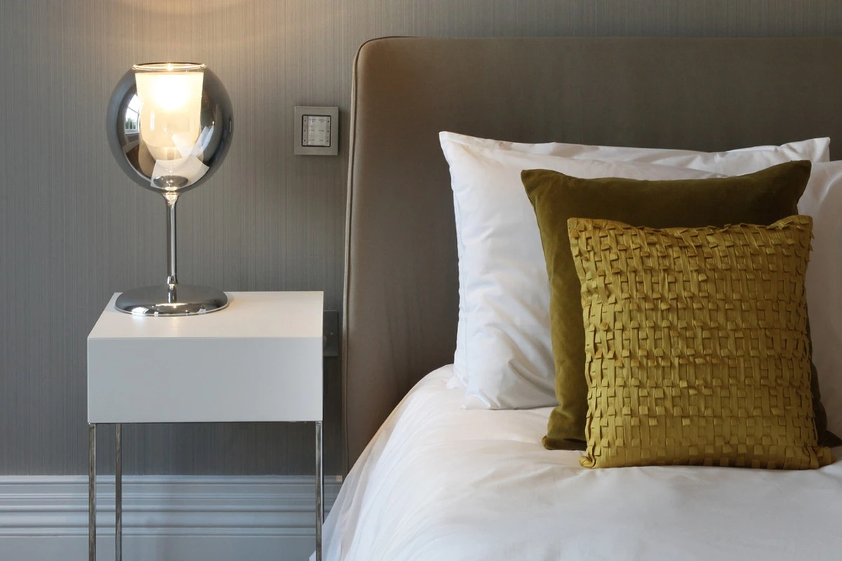 Co vám skrývají elektrikáři o vypínačích u postelí