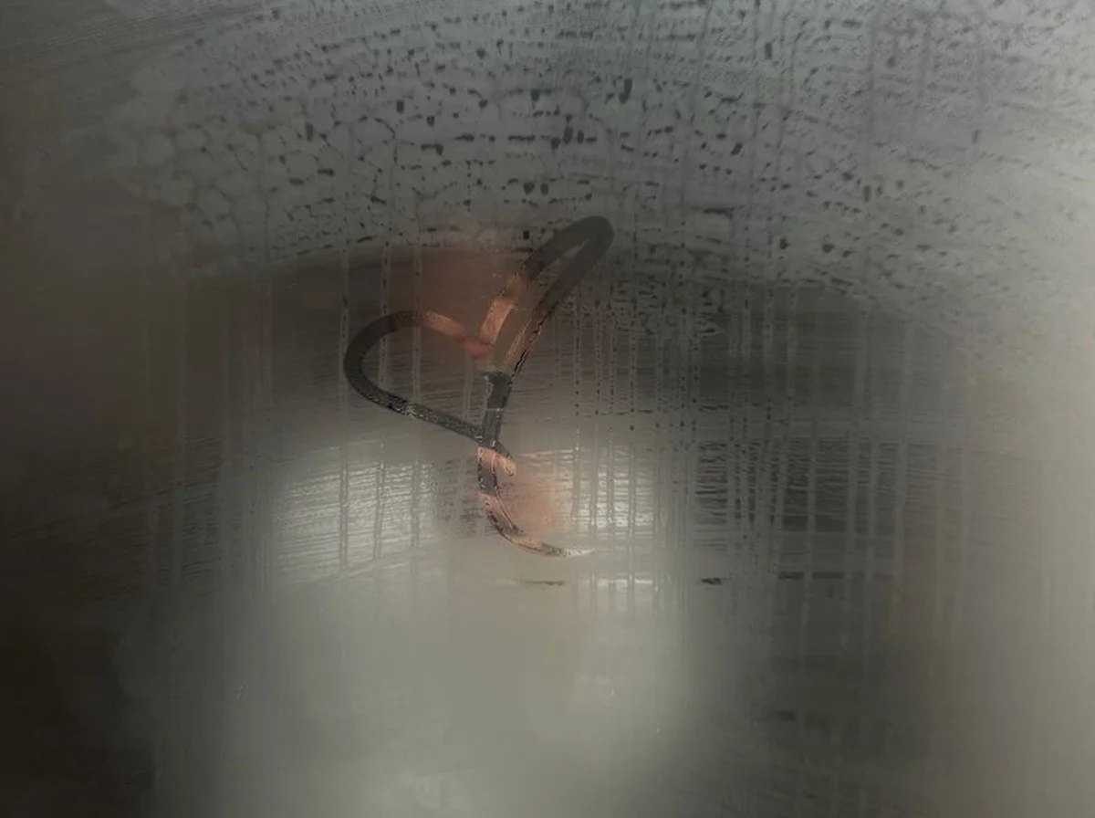 Krabicová páska na zrcadlo: jednoduchý trik proti páře