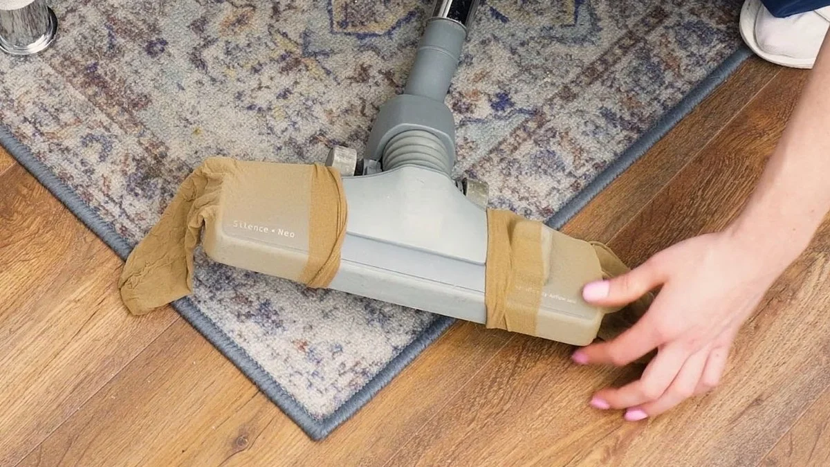 Starý punčoch nad vysavačem: Trik na snadné hledání ztracených předmětů