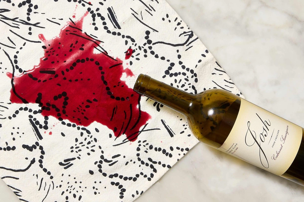 Sůl na tkanině: jednoduchý trik proti skvrně od vína za 30 sekund