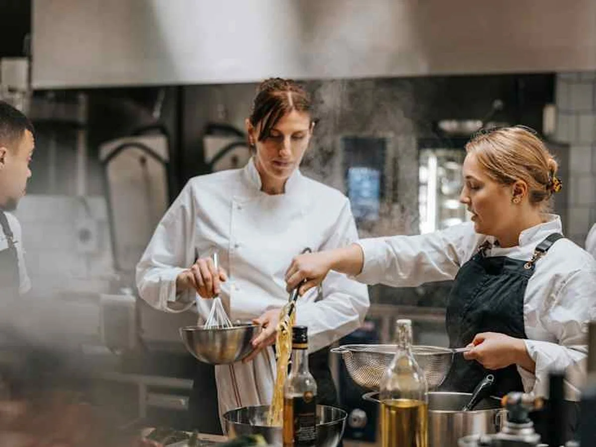 Proč šéfkuchaři vždy přidávají ocet do vroucí vody na vejce - image 2