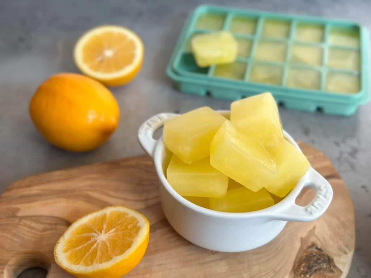 Zmrazená citronová šťáva v lednici zastavuje zápach na týdny