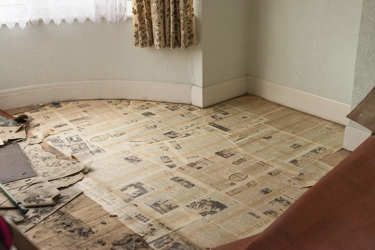 Starý noviny pod kobercem: řešení na vlhkost, které zaměstnanci čistírny znají