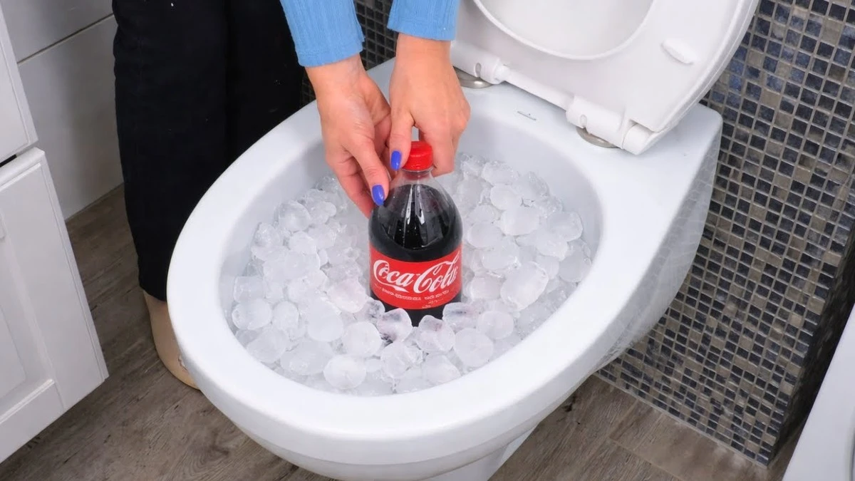 Soda do záchodové mísy přes noc? Výsledek překvapí i zkušené údržbáře - image 1