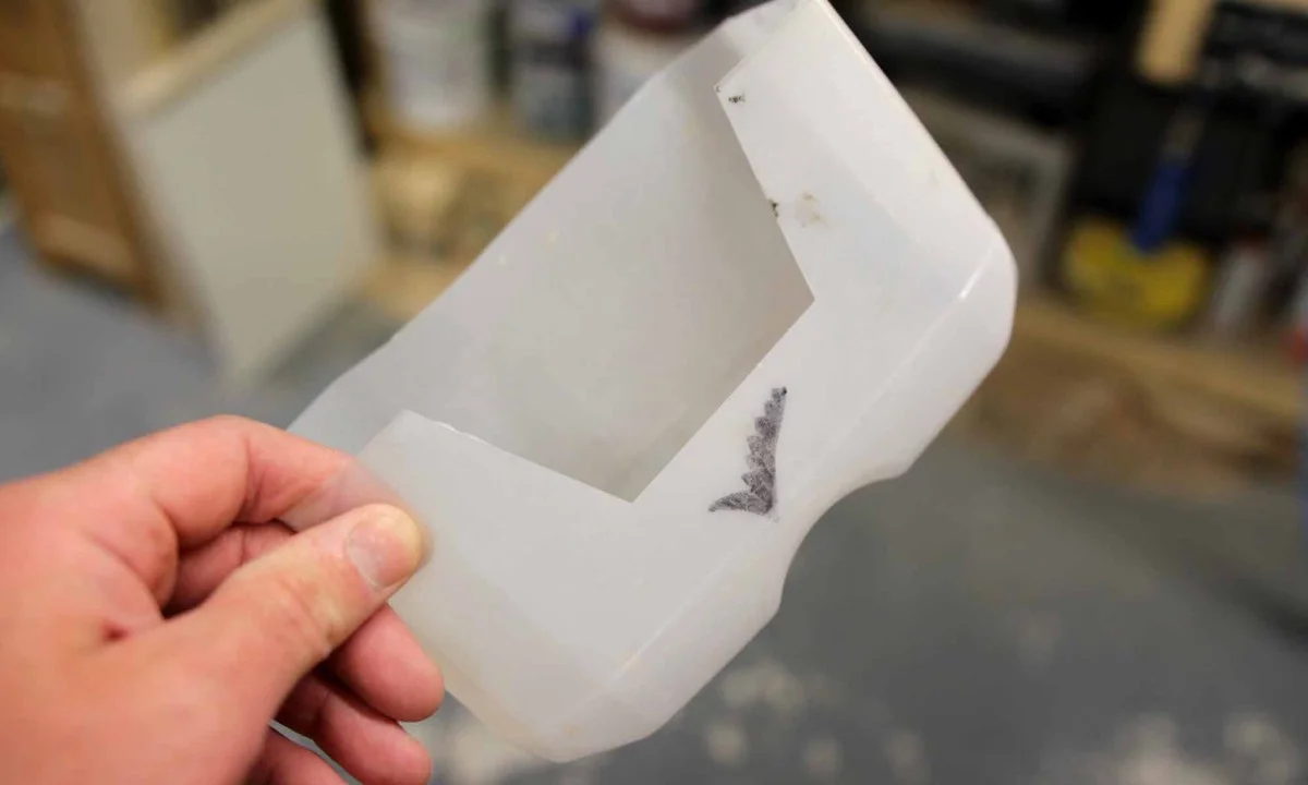 Starý ponožky jako perfektní lapač prachu za nábytek - image 2