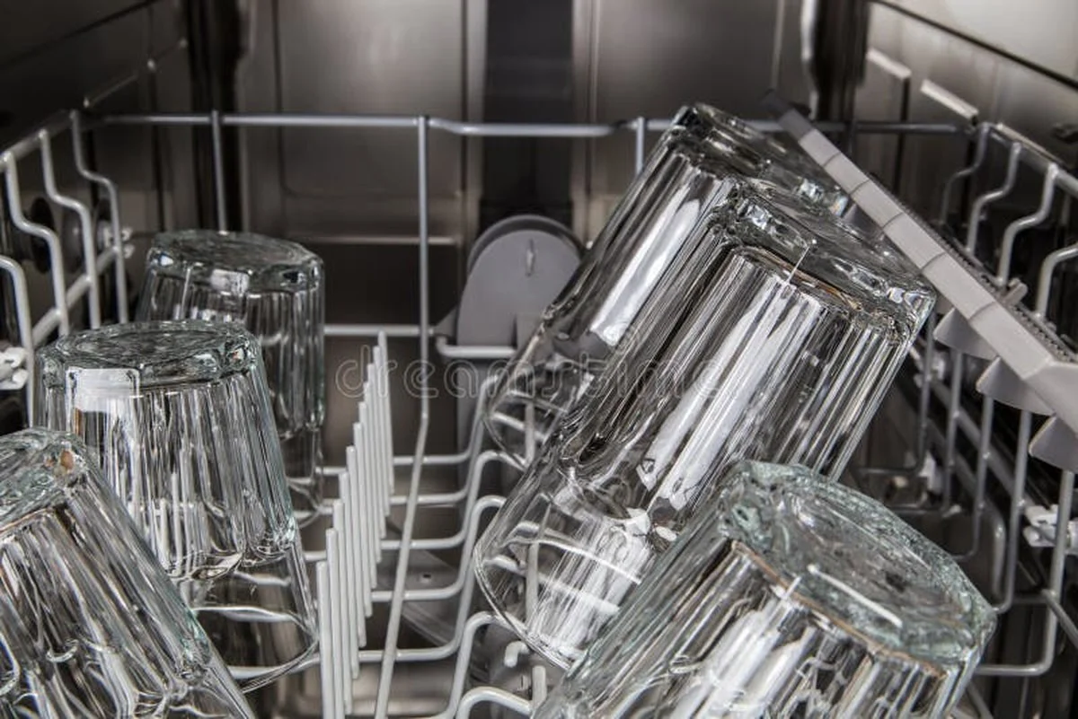 Sůl do myčky nádobí: trik na lesklé sklenice bez bělidla - image 1