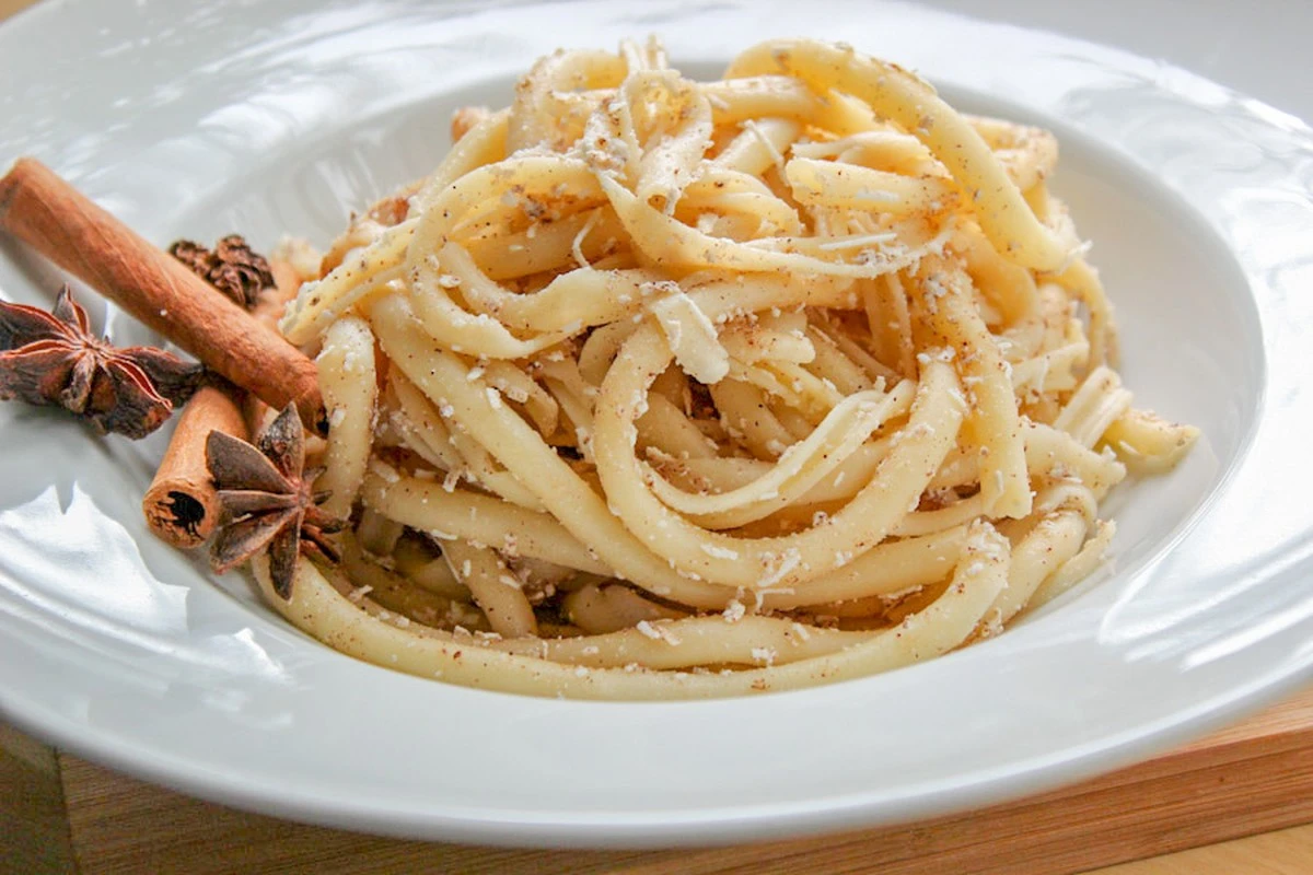 Kuchařské mistryně prozradily: proč vždy přidávají skořici do vody na těstoviny