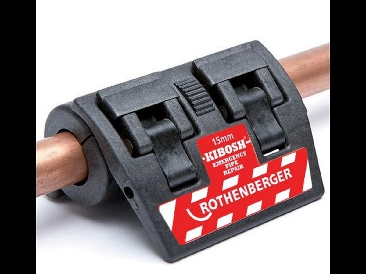 Starý kondom jako těsnění na baterii? Instalatéři to dělají každý den - image 2