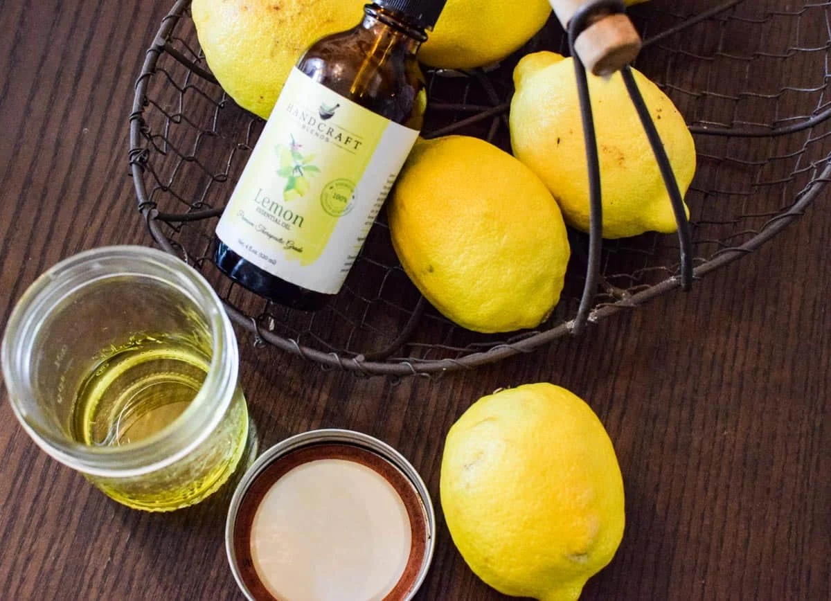 Banánová slupka na lesklost nábytku funguje líp než drahé prostředky - image 2