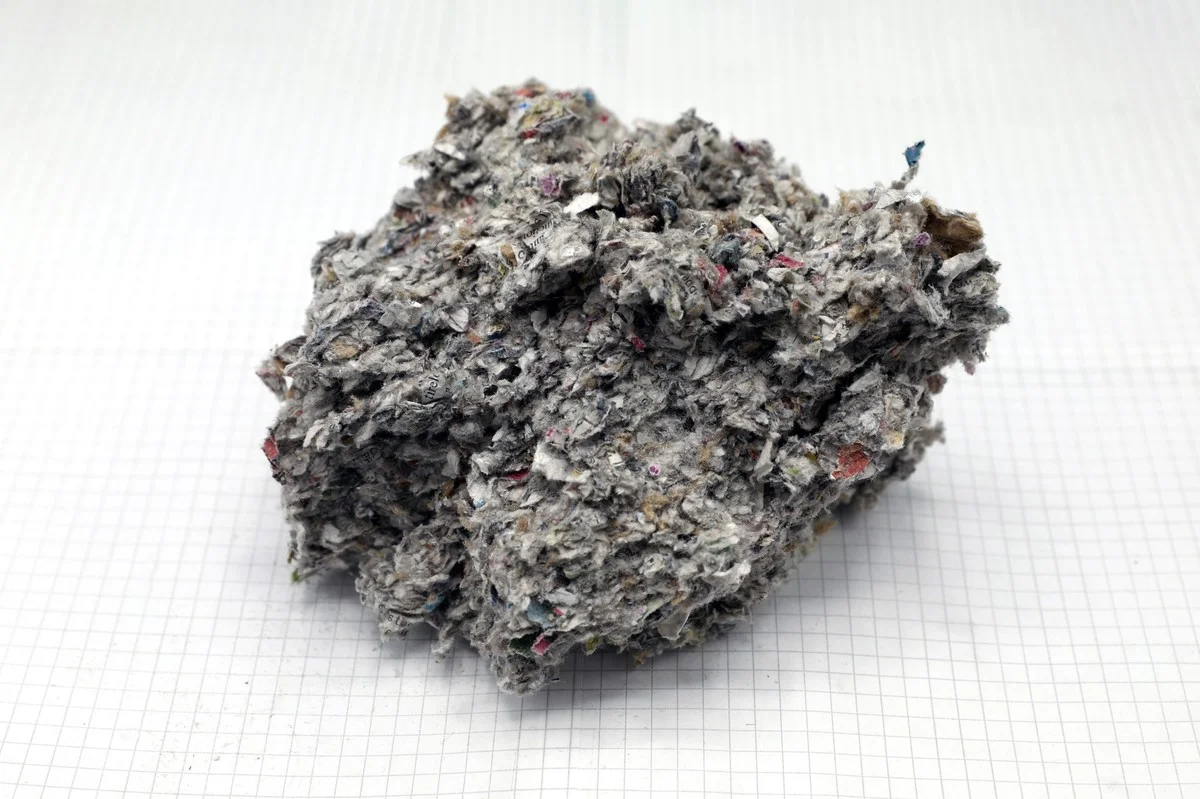 Staré noviny pod koberce: jednoduchý trik na vlhkost a studenou podlahu