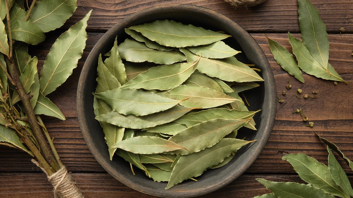 Vložte bobkový list do mouky: starobylý trik proti molům v kuchyni - image 1