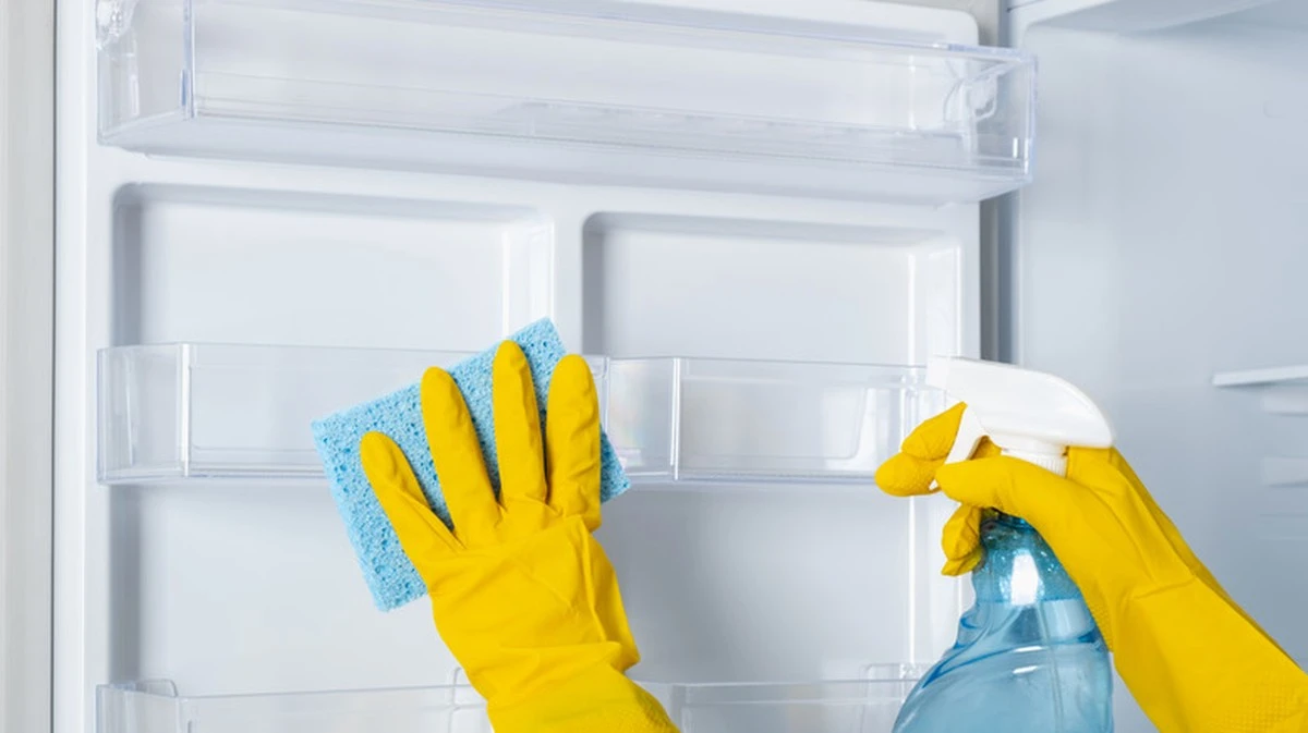 Ocet v ledničce pohlcuje pachy a ušetří vám peníze na osvěžovače