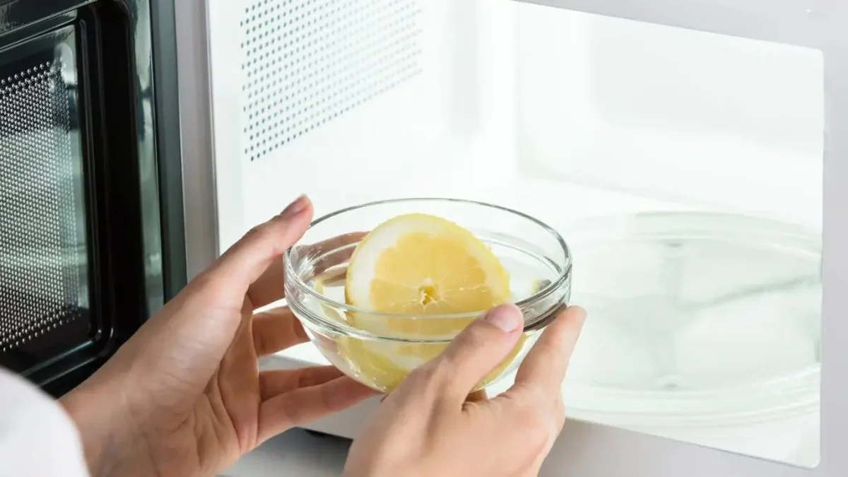 Kuchyňské papírky a citron: levnější řešení než drahý čistič do mikrovlnky - image 2