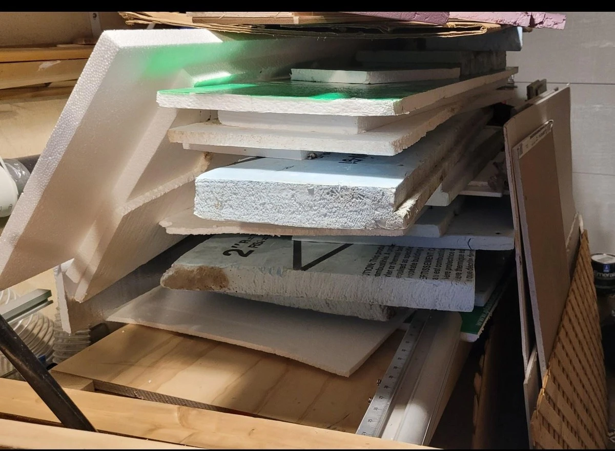 Starý sprchový záves jako ochrana zateplení? Funguje lépe než myslíte - image 2