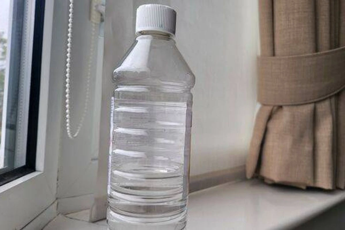 Ocet v uzavřené nádobě na parapetu: přírodní hubák, který opravdu funguje - image 1