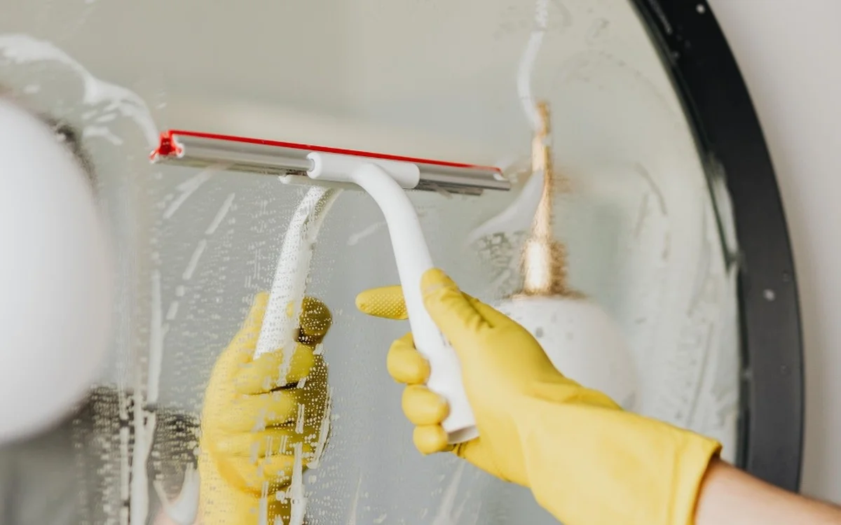 Kuchyňská soda na skvrny na zrcadle? Výsledek překvapí i vás - image 1