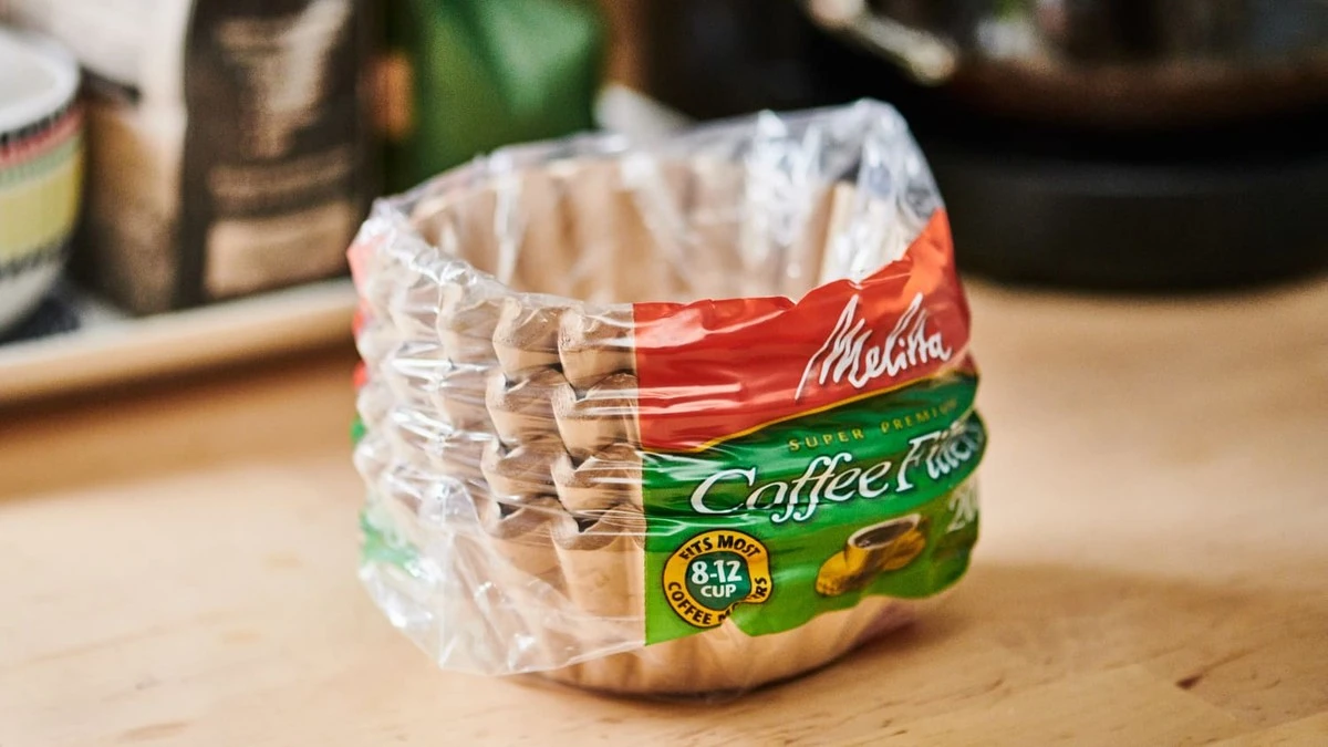 Kávový filtr na okně: jak se zbavit pachu z domácnosti za pár korun