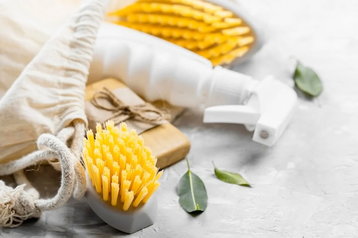 Přírodní čistič z kuchyně nebo drahý luxus? Která řešení opravdu fungují