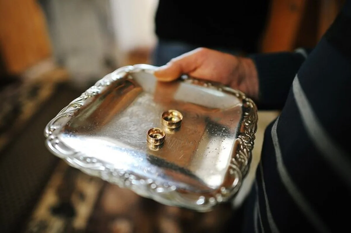 Zlaté šperky se zrcadlí jako nové – jednoduché řešení z kuchyně