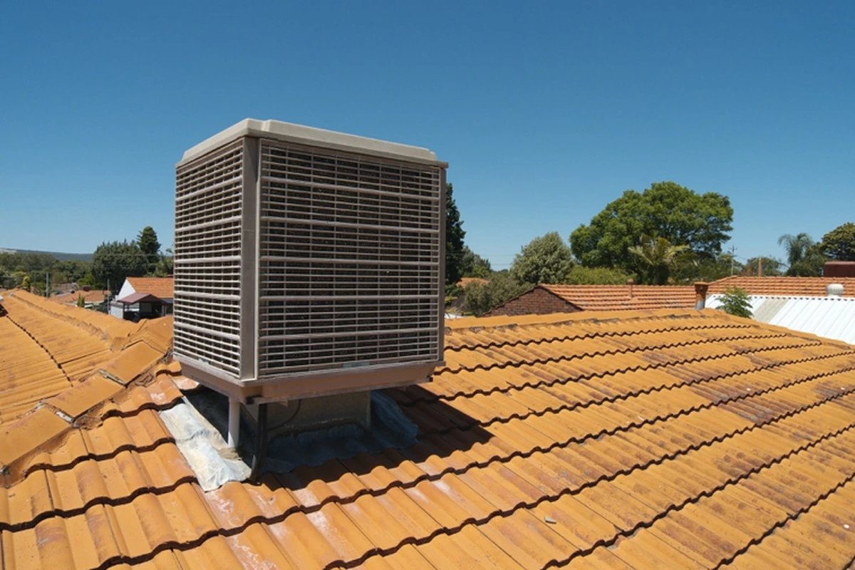 Kondenzátor na střeše? Jak ušetřit na klimatizaci bez investice