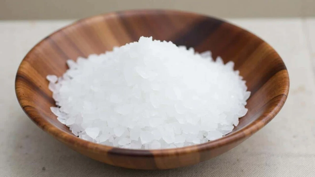 Sůl v rohách místnosti proti plísním: starobylý trik české babičky