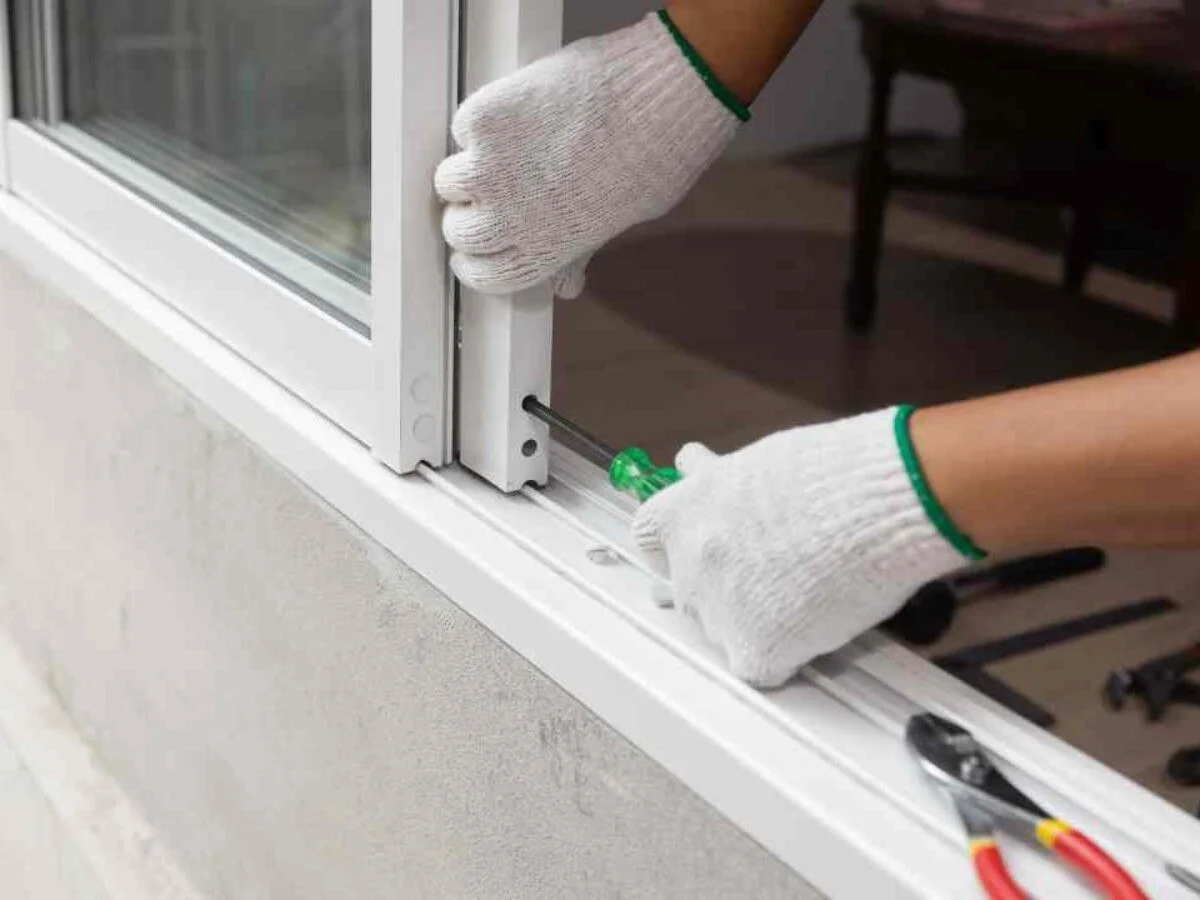 Starý kartáček na zuby jako čistič drážek v okně: geniální hack - image 1