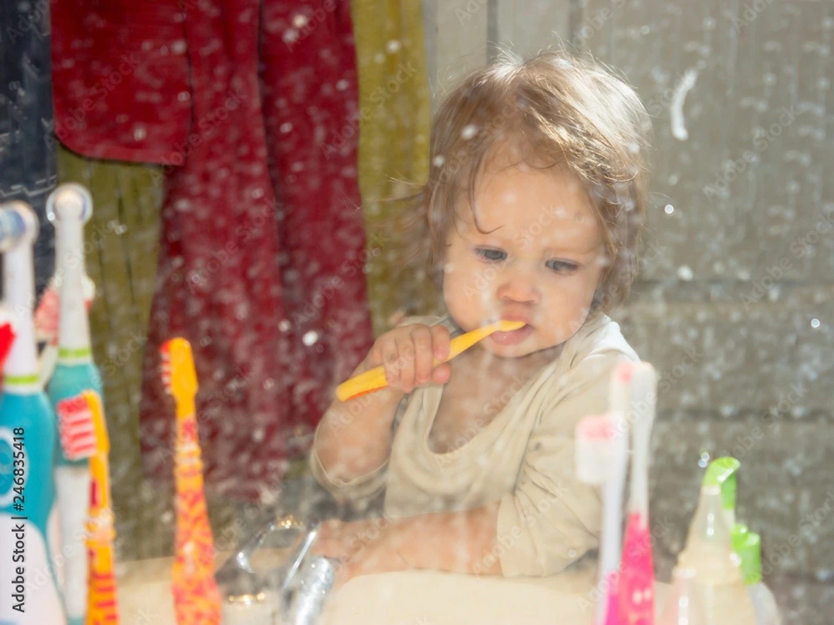 Zubní pasta na zrcadle? Trik, který zmrazí sklo na měsíc dopředu