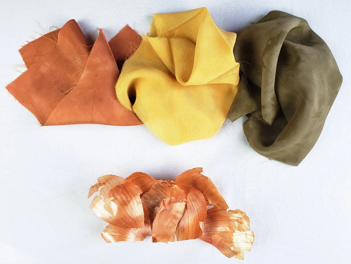 Cibulové slupky do vody: starobylý trik na nekontrolovatelné skvrny na oděvu