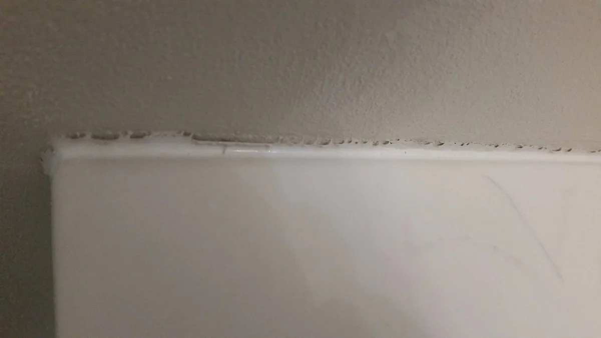 Silikon v koupelně loupá? Tento trik jej zeptá za minutu