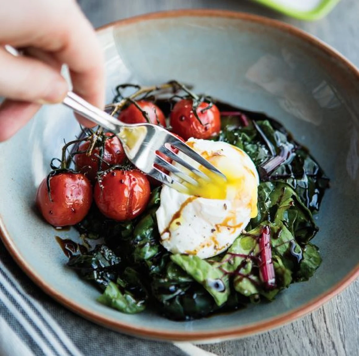 Proč všichni šéfkuchaři přidávají ocet do vařící vody na vejce