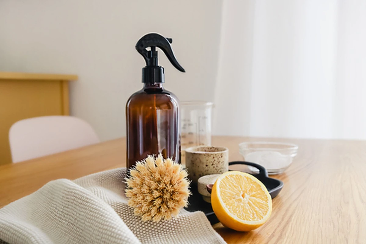 Ocet na závěsy zbavuje cuchtu za 5 minut bez chemie