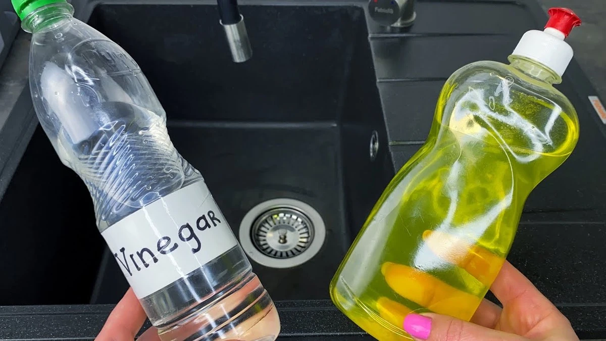 Sůl a ocet na plotně? Chemická reakce, která rozpustí vytrvale připálené zbytky