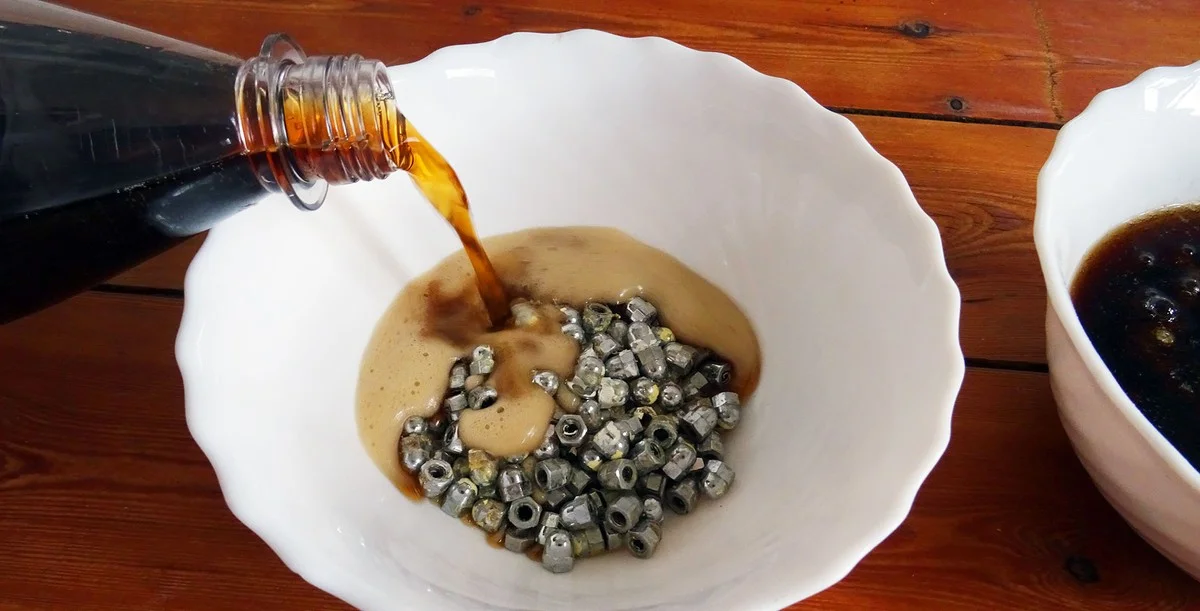 Sodovka na rez? Jak Coca-Cola rozpustí korozi za 20 minut - image 1