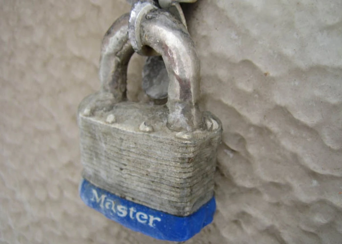 Soda a ocet na zamrzlý zámek: Bez chemie, bez návštěvy zámečníka