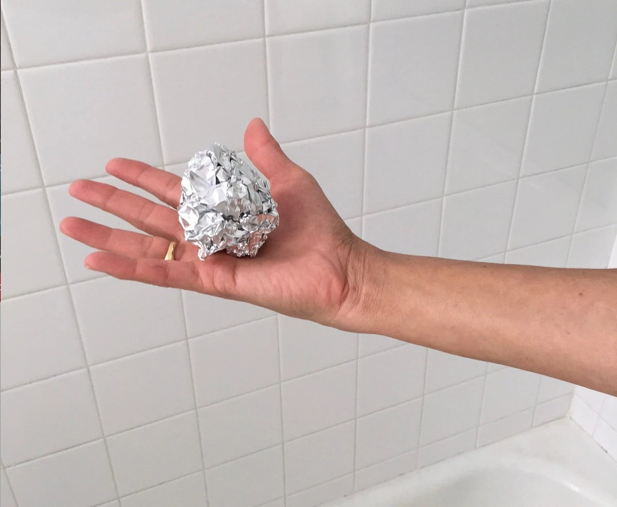 Pískavá koupelna? Hliníková fólie pod sprchu řeší problém během hodiny