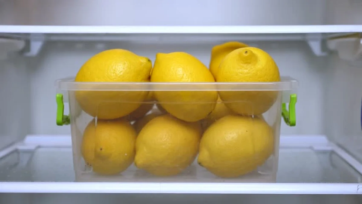 Citrón v lednici místo uhlíku: přírodní čistič, který funguje