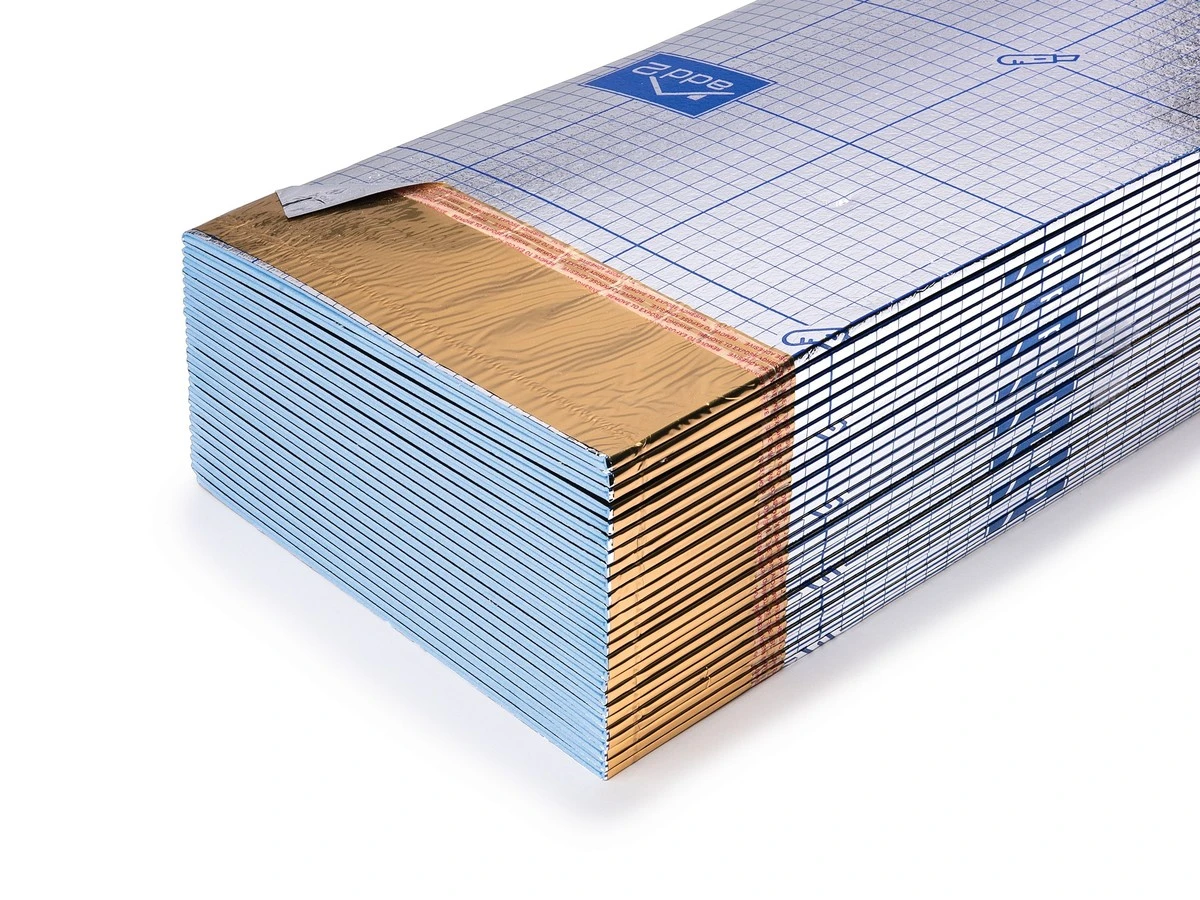 Hliníková fólie pod kobercem: Proč ji instalátoři doporučují na vlhké místnosti