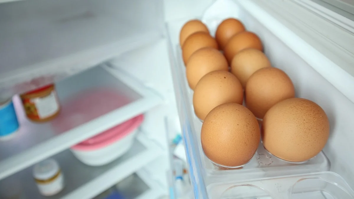 Jedno vejce v lednici změní všechno: trik na zachování čerstvosti