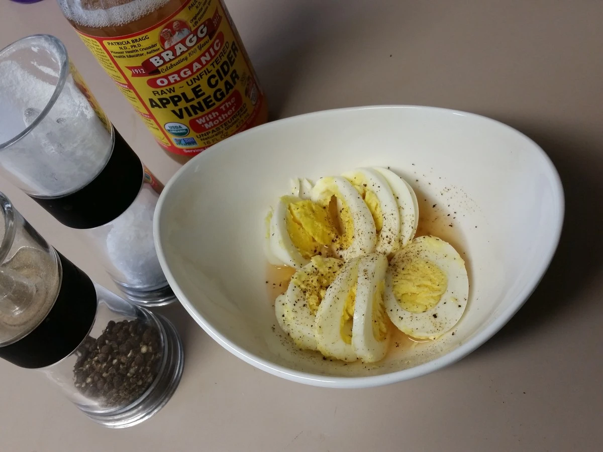 Ocet do horké vody při vaření vajec: proč to dělají šéfkuchařové