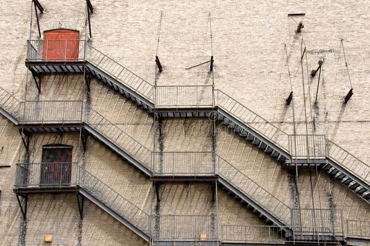 Starý ponožka + písek = řešení klouzavých schodů na zimu - image 2