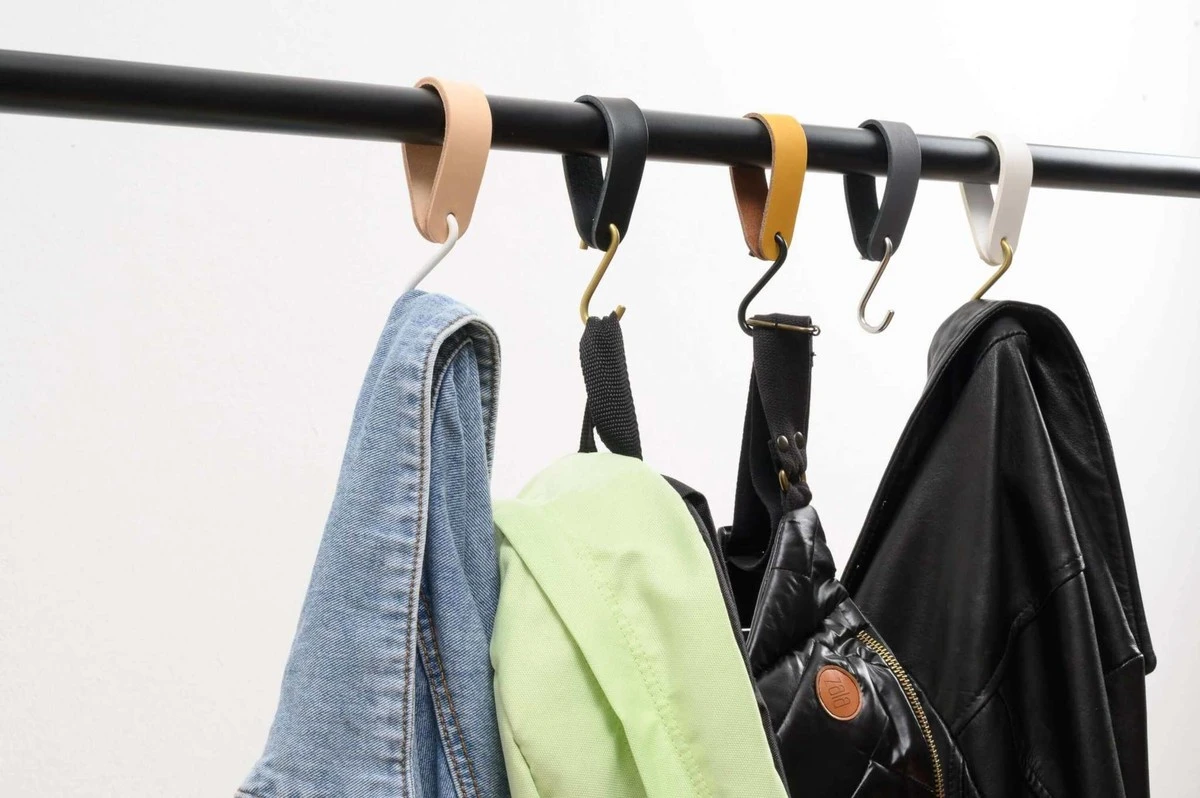 Háček od starého šatníku na kabel za chladičkou: geniální řešení